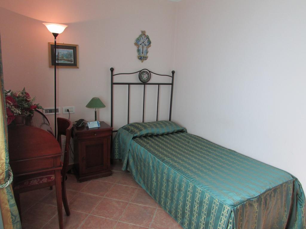 Emmaus Hotel Zafferana Etnea Pokoj fotografie