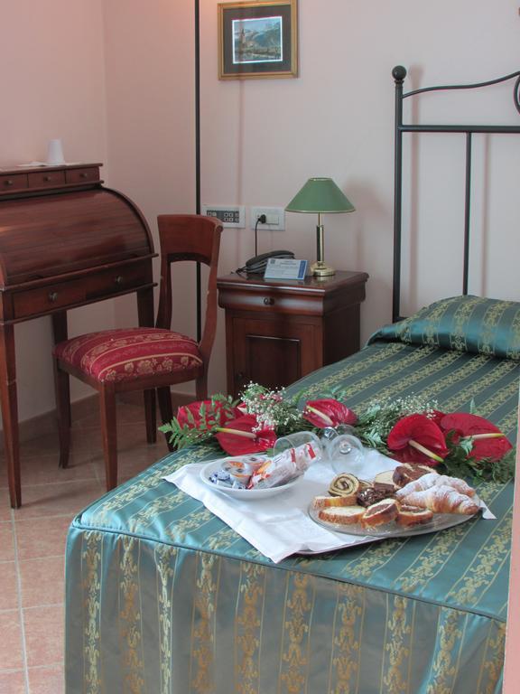 Emmaus Hotel Zafferana Etnea Pokoj fotografie