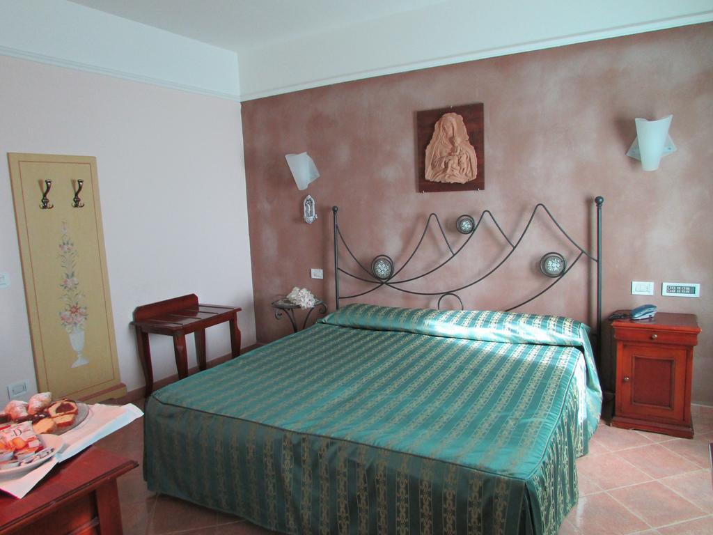 Emmaus Hotel Zafferana Etnea Pokoj fotografie