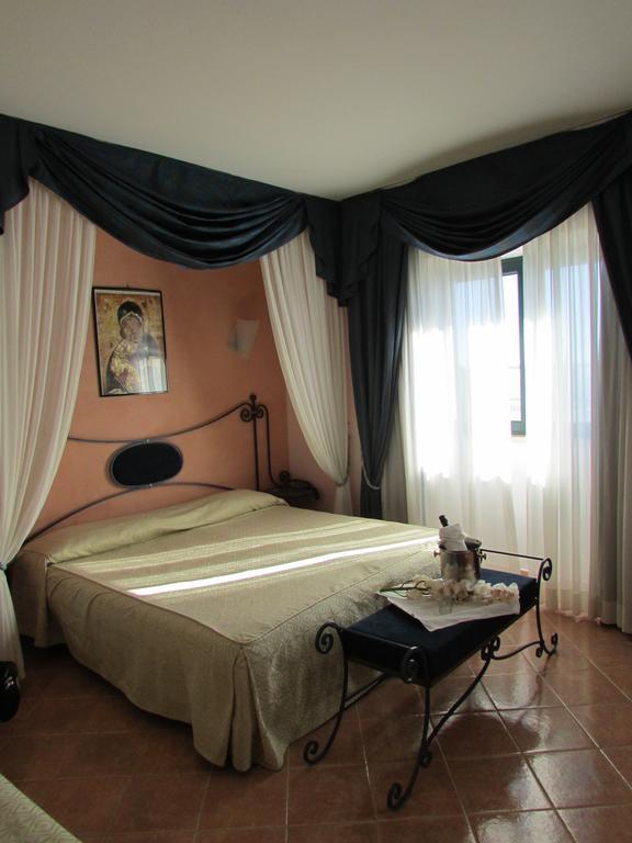 Emmaus Hotel Zafferana Etnea Pokoj fotografie