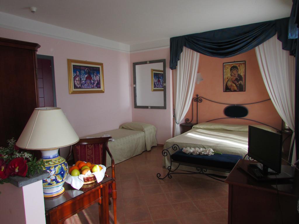 Emmaus Hotel Zafferana Etnea Pokoj fotografie